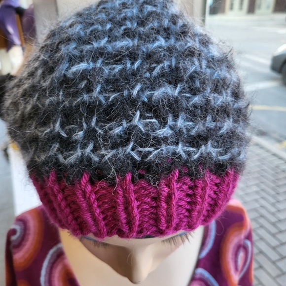 Handknitted beanie toque hat - Picture 3 of 3
